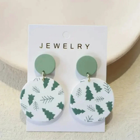 💚 Round White & Green Tree Print Holiday Christmas Earrings - Resin - NEW - Picture 1 of 1